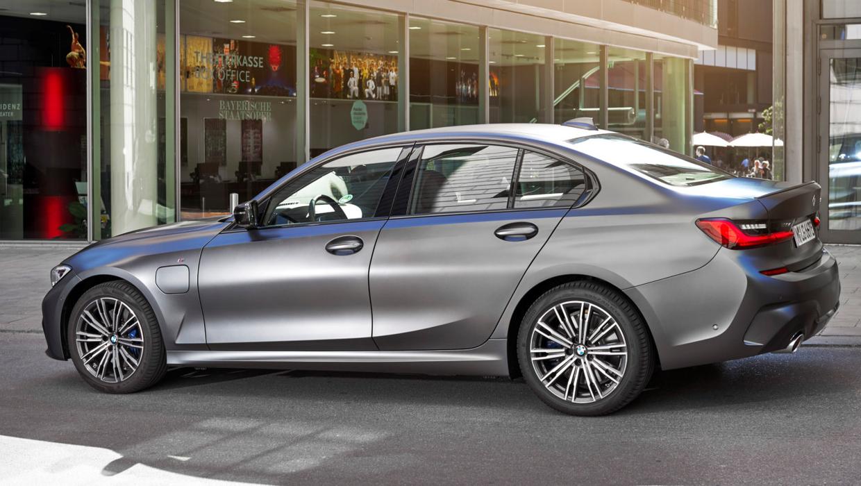 A tale of two drivers with the new BMW 330e plug-in hybrid saloon ...