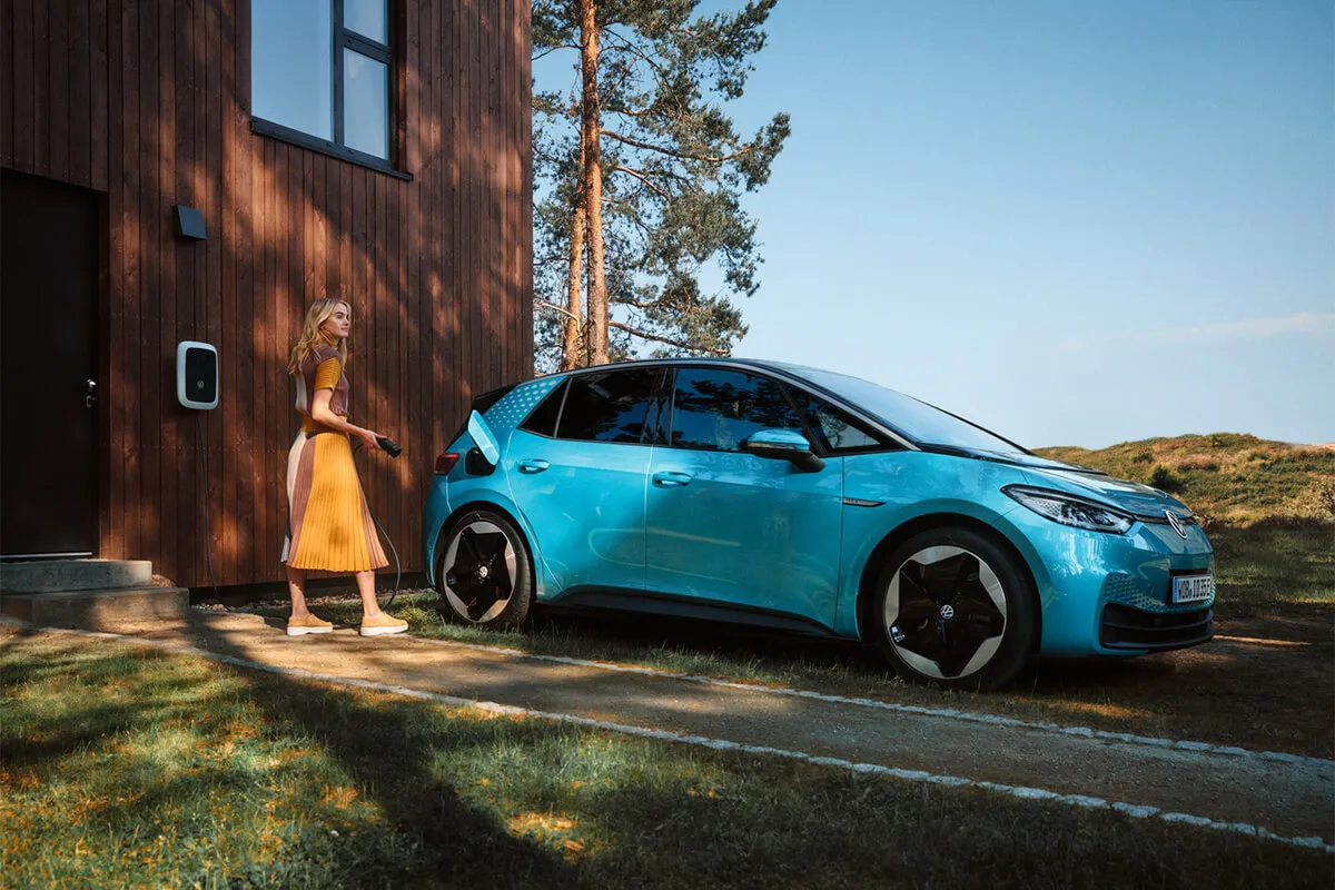 Battery & Range: Perfect for the commute, day to day driving and longer journeys. Long range. Fast charge