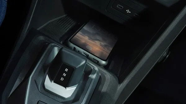 New Sandero built-in inductive wireless charger