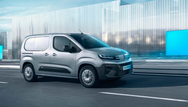 Peugeot e-partner driving