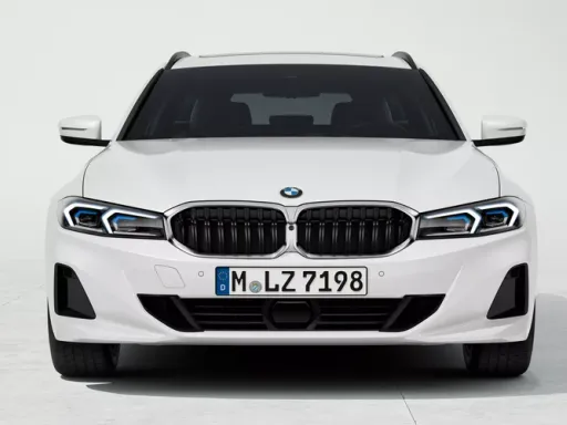 BMW 3 Series Touring Plug-in Hybrid kidney grille