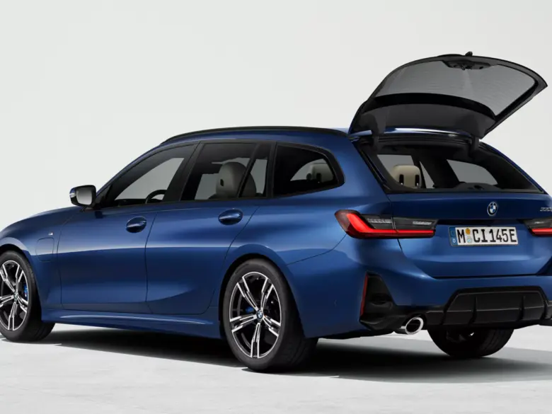 BMW 3 Series Touring Plug-in Hybrid space