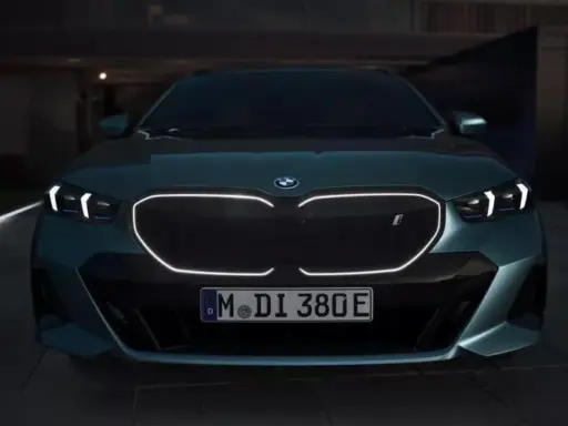 BMW i5 Touring Iconic Glow Kidney Grille