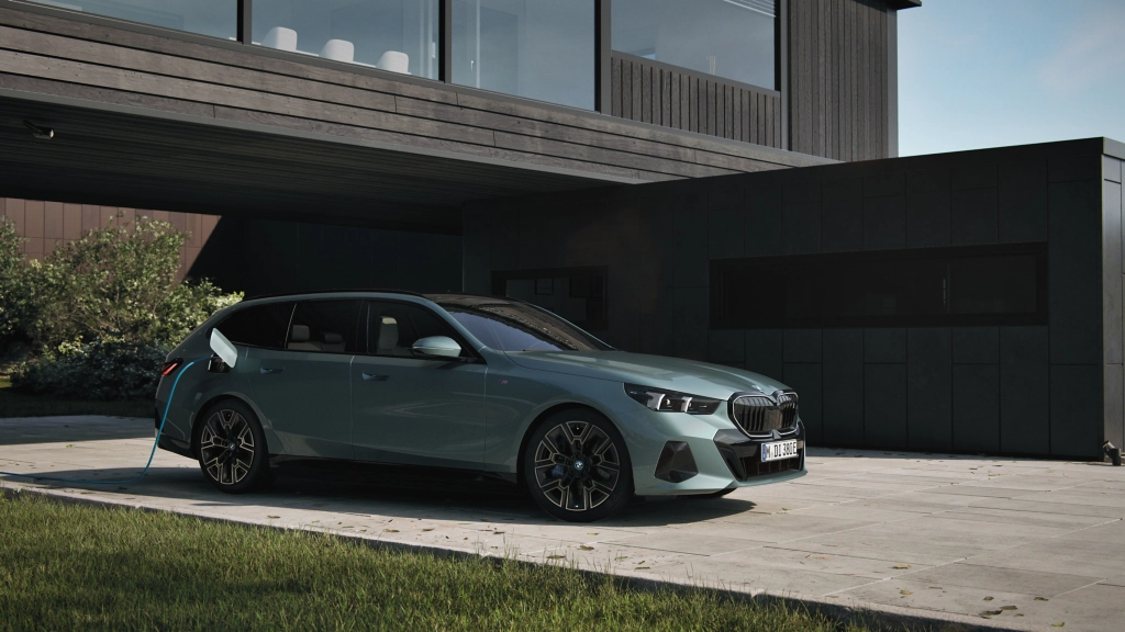 BMW i5 Touring Charging