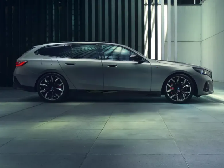 BMW i5 M60 xDrive Touring Side