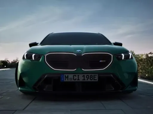 BMW M5 Touring Plug-in Hybrid Iconic Glow Kidney Grille