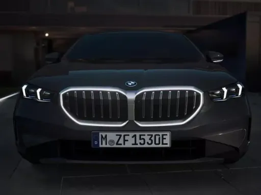 BMW 5 Series Saloon Plug-in Hybrid Kidney Iconic Glow