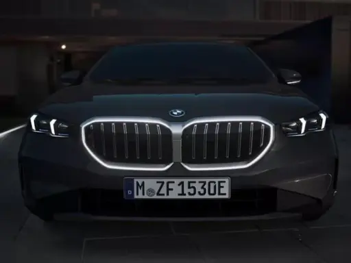 BMW 5 Series Saloon Plug-in Hybrid Kidney Iconic Glow