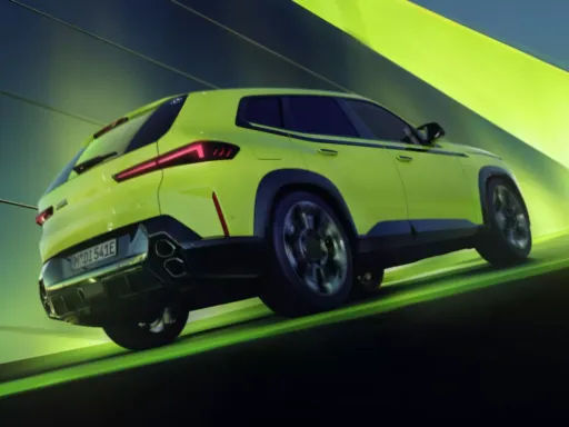 BMW XM 50e Adaptive M Suspension